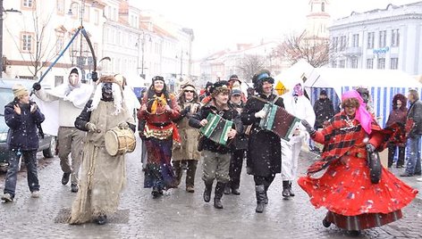 Kaziuką Vilniaus senamiestyje pakeitė Užgavėnių persirengėliai.