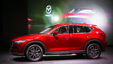 Naujas „Mazda CX-5“ modelis buvo pristatytas 2017-ųjų Ženevos automobilių parodoje