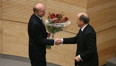 Seimo pirmininkas Arūnas Valinskas sveikina Andrių Kubilių