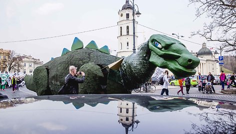 FiDi Eisena su fizikų simboliu Dinu Zauru