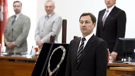 Dvi savaites jau dirbančiam merui Artūrui Zuokui įteiktos mero regalijos. 