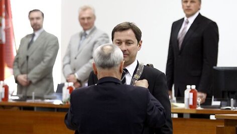Dvi savaites jau dirbančiam merui Artūrui Zuokui įteiktos mero regalijos. 
