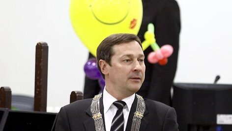Dvi savaites jau dirbančiam merui Artūrui Zuokui įteiktos mero regalijos. 