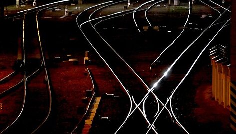 Vilniaus stotis naktį prisipildžiusi laukimo &ndash; kas laukia rytinio autobuso, kas traukinio, kas ryto.