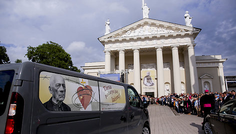 Į Vilnių atvežtas ir iškilmingai sutiktas arkivyskupo Teofiliaus Matulionio sarkofagas