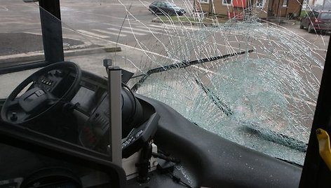 Autobusas atsitrenkė į nuridentą nuo šlaito šiukšlių konteinerį.