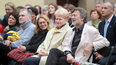 Renginį stebėjo prezidentė Dalia Grybauskaitė, jai draugiją palaikė neseniai Ra&scaron;ytojų sąjungos pirmininku i&scaron;rinktas Nacionalinės kultūros ir meno premijos laureatas Antanas A.Jonynas.