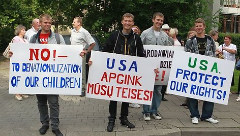 Lietuvos lenkai surengė piketą prie JAV ambasados.