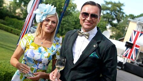 Paminėti 85-ojo karalienės gimtadienio susirinko kviestiniai svečiai.