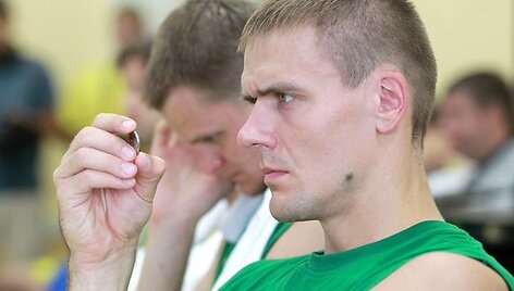 Rinktinės nariai apžiūrinėja medalius