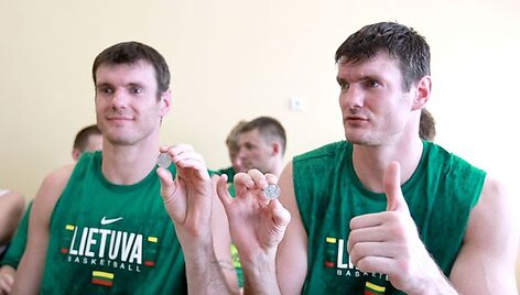 Rinktinės nariai apžiūrinėja medalius