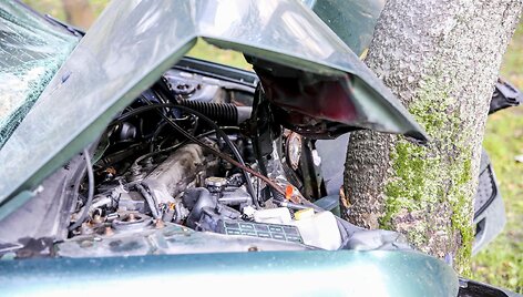 Priepuolio i&scaron;tiktas sostinėje vairuotojas trenkėsi į medį