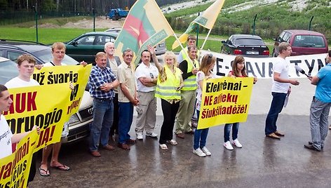 Kazokiškių sąvartyne ministrą ir merą pasitiko piketuotojai, teigiantys, kad Elektrėnai neturi būti Vilniaus sąvartynas.