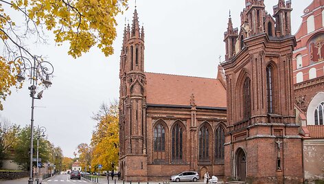 Vilniuje, Maironio g. i&scaron;daužtas &bdquo;Vilniaus &Scaron;ventosios Onos bažnyčios&ldquo; langas 