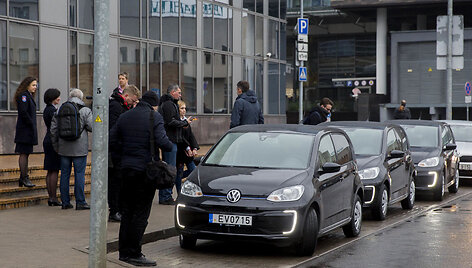 Vilniaus miesto savivaldybė nusipirko tris Volkswagen e-up automobilius