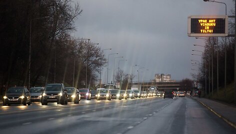 Vilniuje gatvės virto čiuožykla, žmonės įstrigo didžiulėse spūstyse