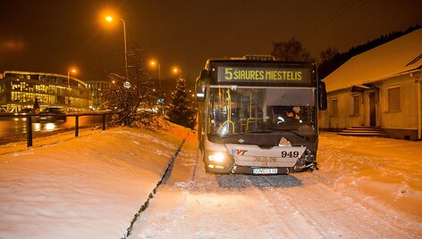 Autobuso avarija &Scaron;e&scaron;kinės kalno papėdėje Vilniuje