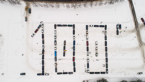 &bdquo;Volvo&ldquo; klubas i&scaron; automobilių suformavo sveikinimą Lietuvai