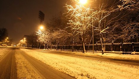 Gatvės naktį dar buvo nenuvalytos