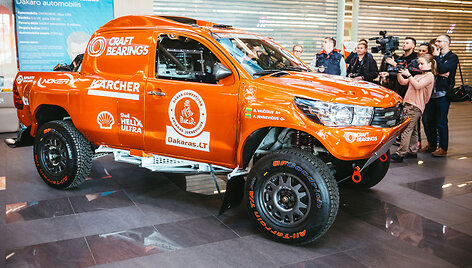 Antanas Juknevičius nepasisotino Dakaru &ndash; pristatė savo naują &bdquo;Overdrive Hilux&ldquo;