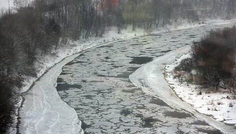 Neryje užstrigo ledai