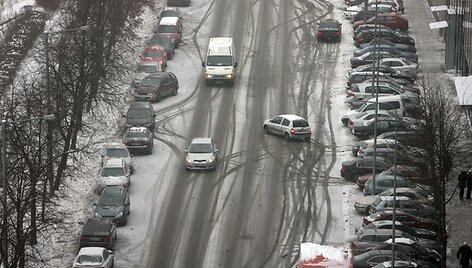 Prasidėjus pūgai gatves užklojo sniegas