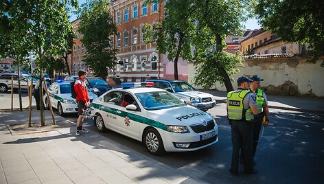Vilniuje motociklas sankryžoje partrenkė 17-metę