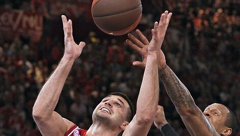 L.Kleiza gaudo kamuolį