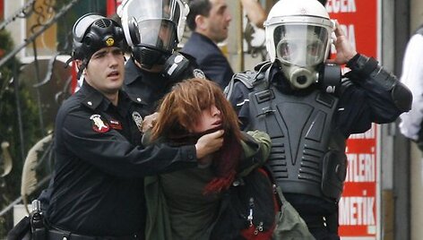 Stambule policija vaiko mitingo dalyvius.