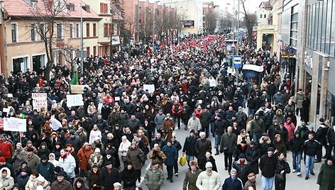 Neoficialiais duomenimis, į protesto akciją susirinko apie 4 tūkstančius žmonių.