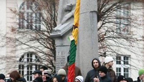 Neoficialiais duomenimis, į protesto akciją susirinko apie 4 tūkstančius žmonių.