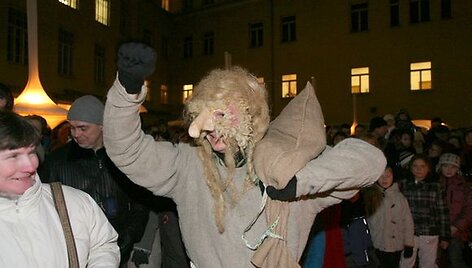 Kanapinis džiaugiasi pergale.