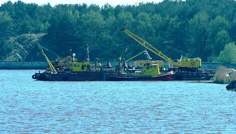 Manoma, kad Kur&scaron;ių mariose ties laivų kapinynu po vandeniu yra apie 1500 tonų metalo laužo.
