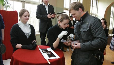 Aukcione studentai centų neskaičiavo – už prekes jie mokėjo dešimtinėmis.