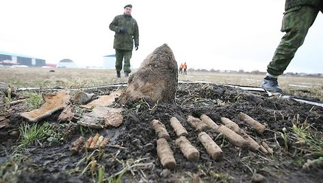 Sprogmenų skeveldros ir šovinių gilzės kol kas yra rimčiausi S.Dariaus ir S.Girėno aerodrome dirbančių išminuotojų radiniai.