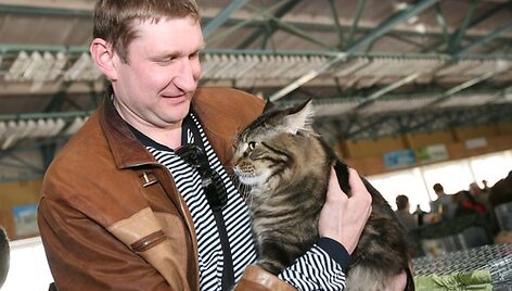 Aurelijus Žukauskas susipažino su vienos stambiausių kačių rū&scaron;ių atstovu &ndash; Meino me&scaron;kėnų veislės kate.