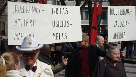 Protestuotojai reikalauja, kad Kauno valdžia per mėnesį &scaron;ildymo kainas sumažintų bent 30 proc. ir per du mėnesius nutrauktų sutartis su dukterinėmis &bdquo;Rubicon group&ldquo; įmonėmis.