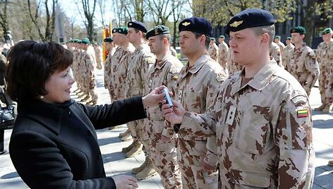 Kiekvienam kariui ministrė įteikė po suvenyrinę dovanėlę &ndash; gintarinius raktų pakabučius. 