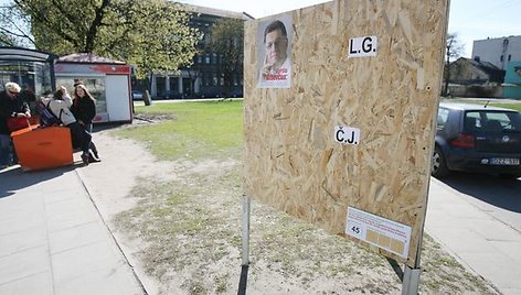 Nors iki prezidento rinkimų liko mažiau nei mėnuo, ant reklaminių stendų politikų plakatų dar negausu.