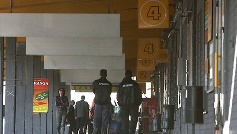 Trečiadienį &bdquo;Geltonąją galeriją&ldquo; saugoję UAB &bdquo;Galinta ir partneriai&ldquo; atsiųsti apsaugos darbuotojai prekybininkų į vidų neįleido net pasiimti asmeninių daiktų.