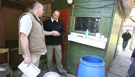 Dėl žemės, kurioje veikė gyvūnų viešbutis, nesutariantis N.Žiūkas (nuotr. dešinėje) teisybės ieško teisme. Kol nėra jo sprendimo, jis atsisako išsikelti iš teritorijos.