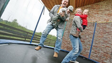 Stovyklos vadovu &scaron;ią vasarą tapsiantis P.Jucevičius džiaugėsi, kad kartu su juo bus visa &scaron;eima - žmona, trimetė dukrelė Ainė ir birželį vienerų metų gimtadienį &scaron;vęsiantis mžasis Simas.