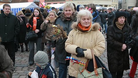 I&scaron; mugės klaipėdiečiai su verbomis ir skanėstais.