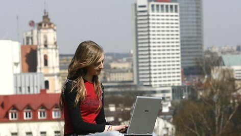 Pigesnių drabužių, knygų, dovanų galima rasti internete 