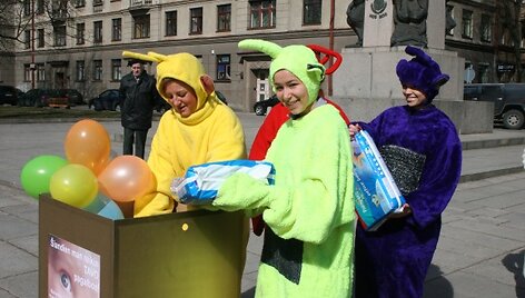 (sauskelnes-teletabis) Miestiečių atne&scaron;tas sauskelnes į specialias dėžes sudėjo spalvingi personažai. Vos per porą valandų Laisvės alėjoje buvo paaukota daugiau nei 1000 sauskelnių.