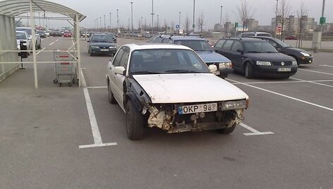 Automobilis &bdquo;Mega&ldquo; aik&scaron;telėje. 