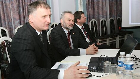 Anot R.Bako (kairėje), su KTE atstovais intensyvus dialogas vyksta pastaruosius tris mėnesius.