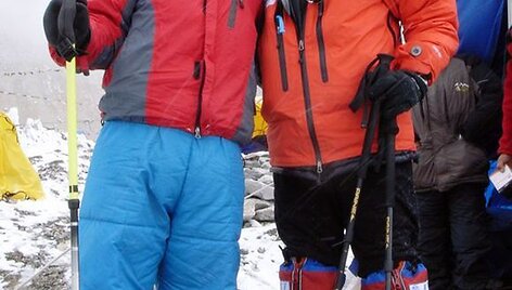 Nepalietis alpinistas (kairėje) pasiryžęs kovoti dėl pripažinimo. 