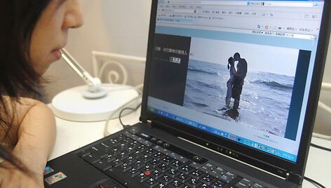 Bučinių nuotraukas mergina deda į internetą 