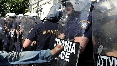 Graikijos policijai pastaraisiais metais nuolatos tenka mal&scaron;inti riau&scaron;es
